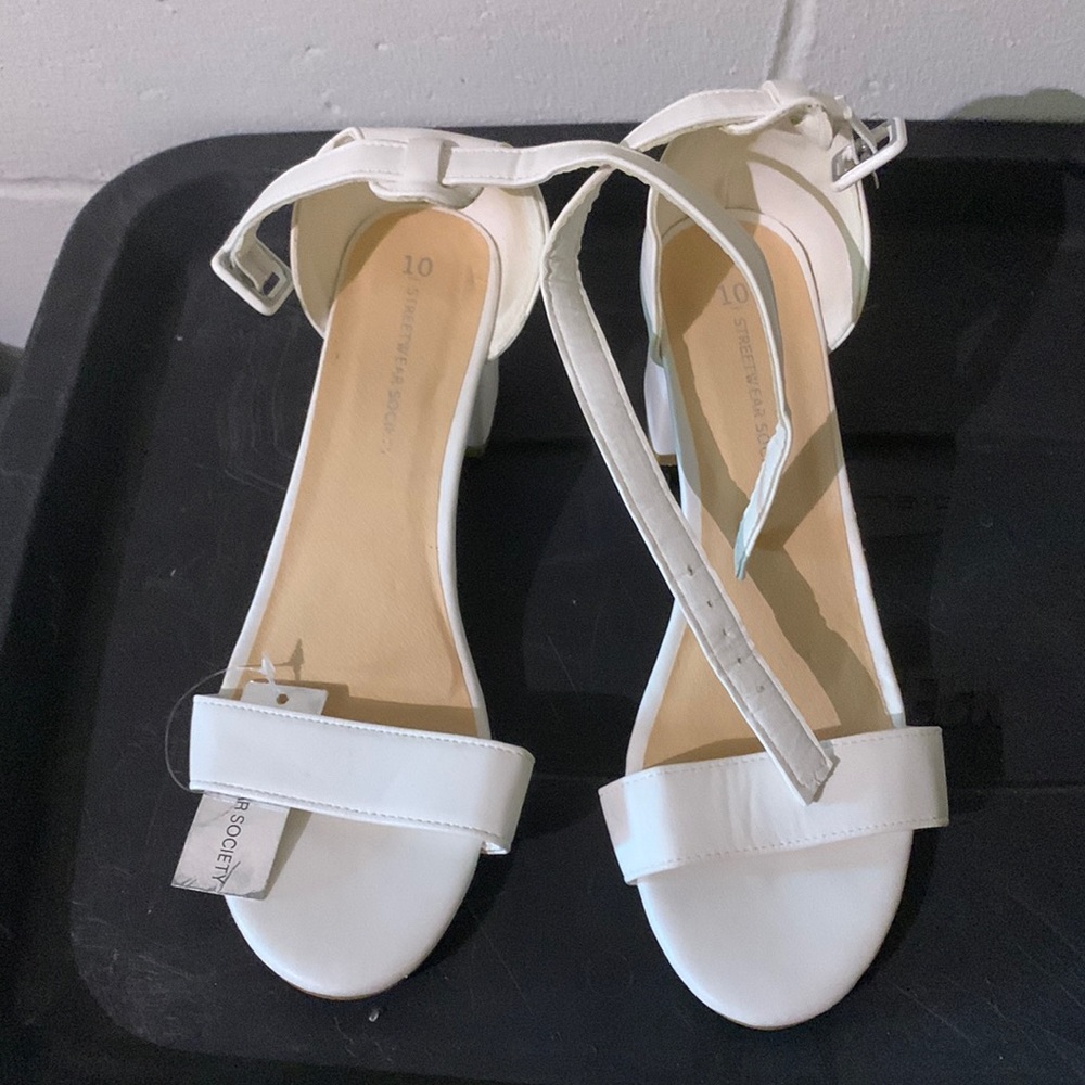 White size 10 woman’s medium size heel